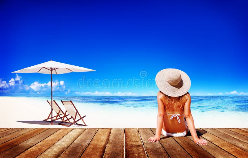 La mujer toma el sol a Sunny Summer Beach Relaxing Concept fotos de archivo libres de regalías La mujer toma el sol a Sunny Summer Beach Relaxing Concept fotos de archivo libres de regalías