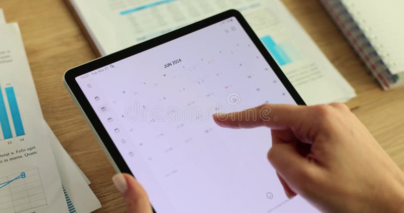 La mujer utiliza un tablet para planificar eventos y calendarios almacen de video