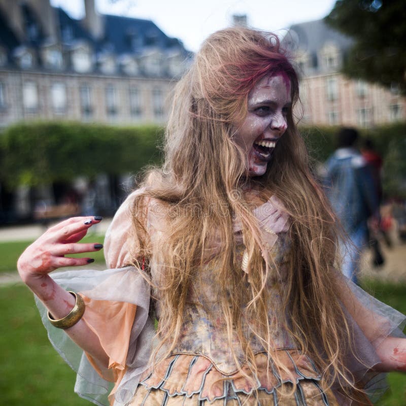 La mujer vestida como zombi desfila en una calle durante un paseo del zombi en París foto de archivo La mujer vestida como zombi desfila en una calle durante un paseo del zombi en París foto de archivo