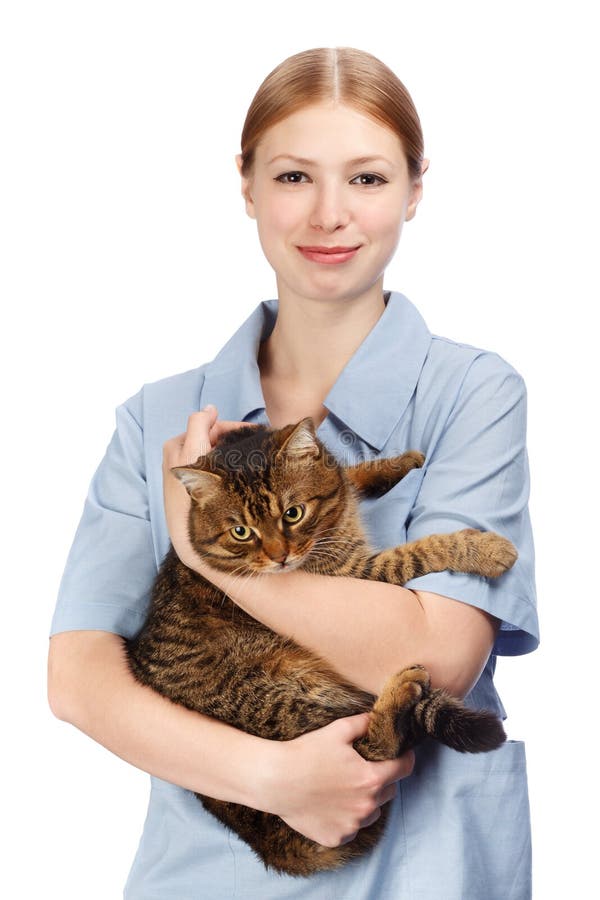 La mujer veterinaria sonriente joven que abrazaba a adulto asustó el gato de gato atigrado imagenes de archivo La mujer veterinaria sonriente joven que abrazaba a adulto asustó el gato de gato atigrado imagenes de archivo