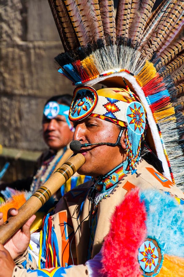 La musica tribale indiana del gioco del gruppo del nativo americano e canta sulla via immagini stock La musica tribale indiana del gioco del gruppo del nativo americano e canta sulla via immagini stock