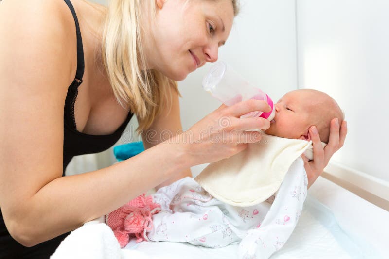 la mère alimente leur bébé infantile avec la bouteille images libres de droits la mère alimente leur bébé infantile avec la bouteille images libres de droits