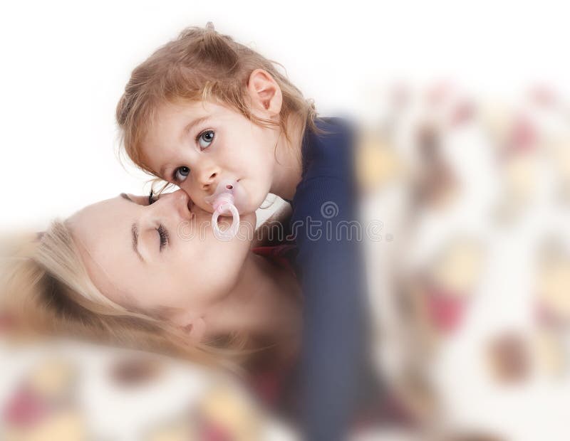 La mère amène son enfant enfoncer image stock La mère amène son enfant enfoncer image stock