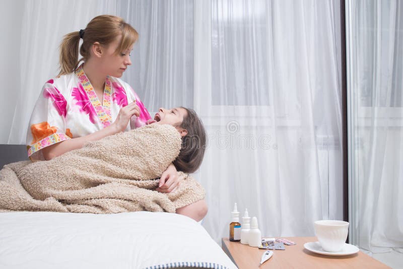 Mere Qui Fait Croire A Sa Fille Quelle Est Malade La Mère Embrasse L'enfant Malade Angine, Grippe Photo stock - Image du