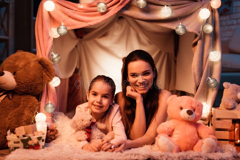 La mère et la fille avec des ours de nounours dans l'oreiller logent tard la nuit à la maison images libres de droits La mère et la fille avec des ours de nounours dans l'oreiller logent tard la nuit à la maison images libres de droits