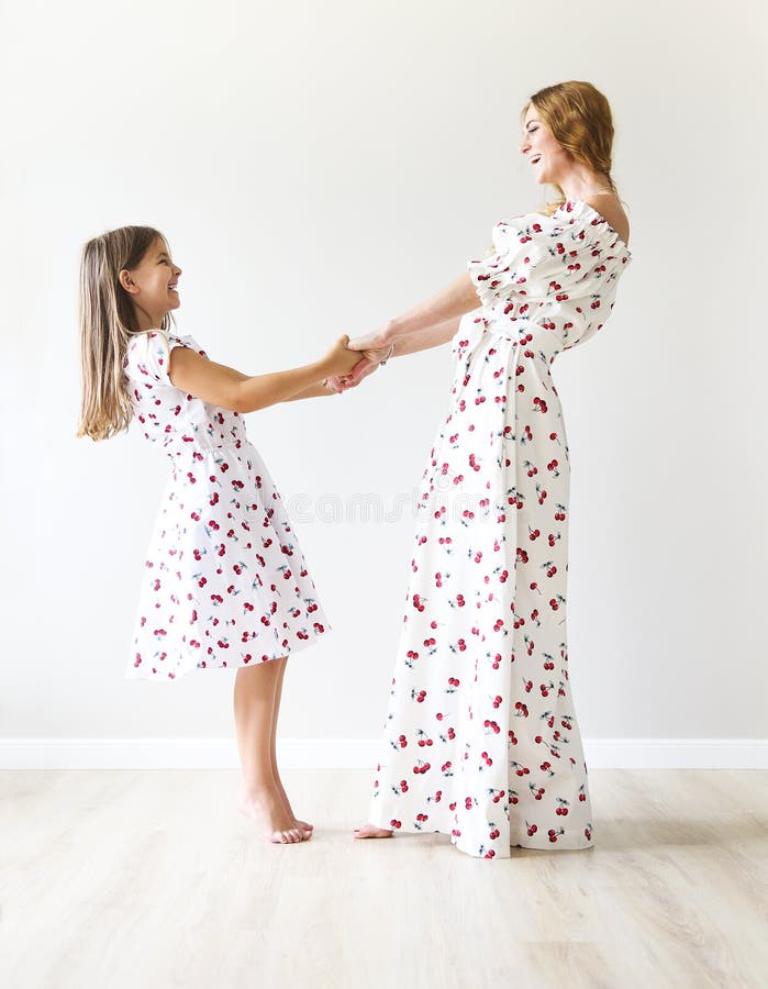 La mère et la fille heureuses dansent ensemble photo libre de droits La mère et la fille heureuses dansent ensemble photo libre de droits