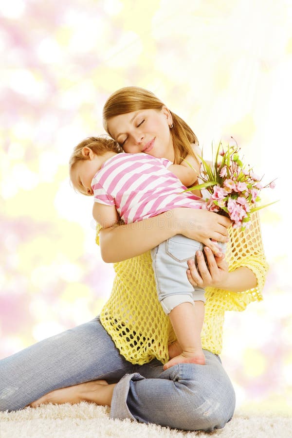 La mère et le bébé donne le cadeau de bouquet de fleur, la fille heureuse de maman et d'enfant photo libre de droits La mère et le bébé donne le cadeau de bouquet de fleur, la fille heureuse de maman et d'enfant photo libre de droits