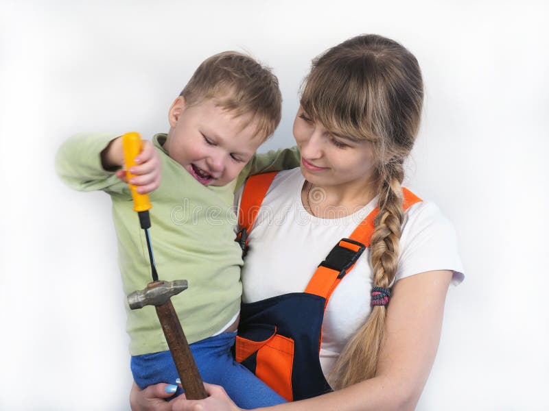 La mère et le fils réparent l'appartement photographie stock La mère et le fils réparent l'appartement photographie stock