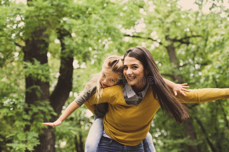 La mère ont jouer avec sa petite fille photo stock