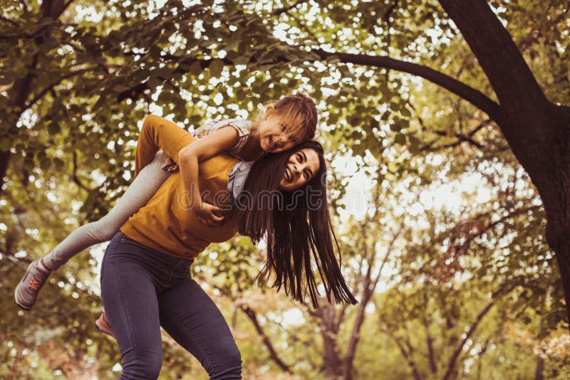 La mère ont le jeu avec sa fille Sur le mouvement photographie stock libre de droits