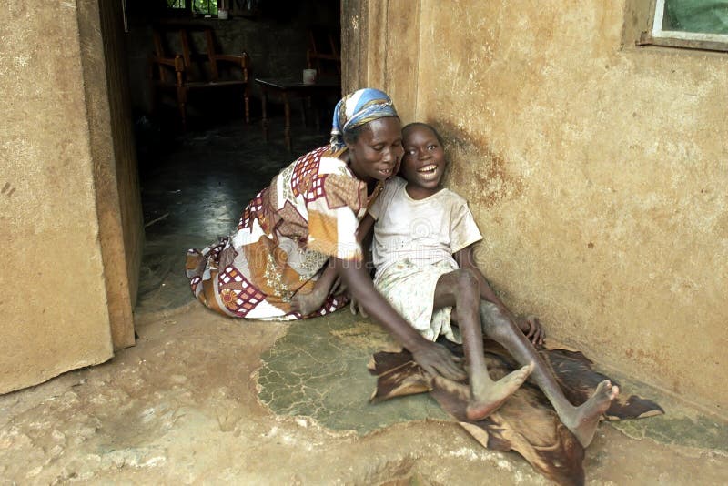 La mère ougandaise prend soin de fils avec des incapacités image libre de droits La mère ougandaise prend soin de fils avec des incapacités image libre de droits