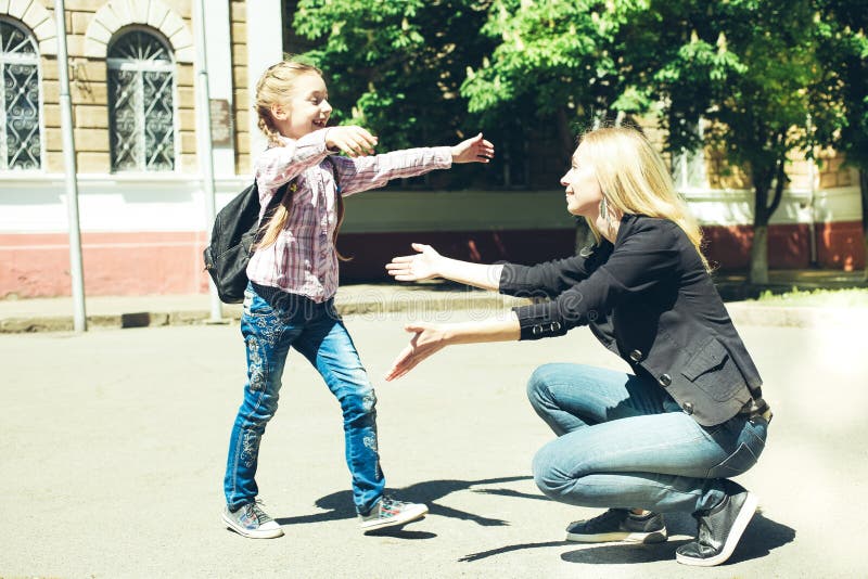 La mère rencontre sa petite fille photo libre de droits La mère rencontre sa petite fille photo libre de droits