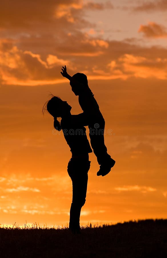 Mère soulève son fils photo libre de droits