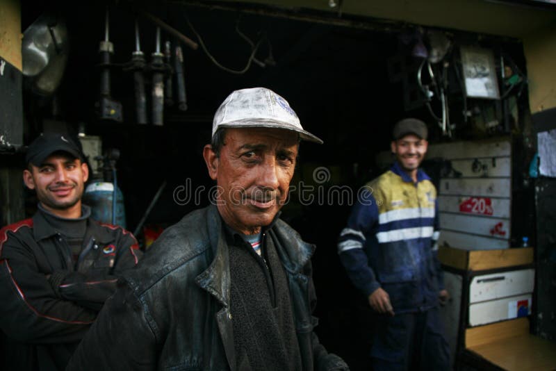 La mécanique amicale de la voiture trois au Maroc images stock La mécanique amicale de la voiture trois au Maroc images stock