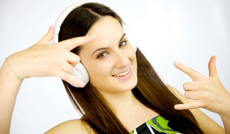 La música que escuchaba de la mujer feliz que se sentaba en el piso aisló el primer imagen de archivo La música que escuchaba de la mujer feliz que se sentaba en el piso aisló el primer imagen de archivo
