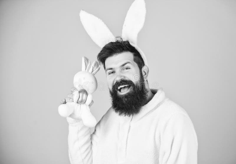 La Naissance Du Lapin De Bebe Homme Barbu Avec Le Jouet De Lapin Et L Oeuf De Paques Hippie Avec De Longues Oreilles De Lapin Ten Image Stock Image Du Amusement Lapin La Naissance Du Lapin De Bebe Homme Barbu Avec Le Jouet De Lapin Et L Oeuf De Paques Hippie Avec De Longues Oreilles De Lapin Ten Image Stock Image Du Amusement Lapin