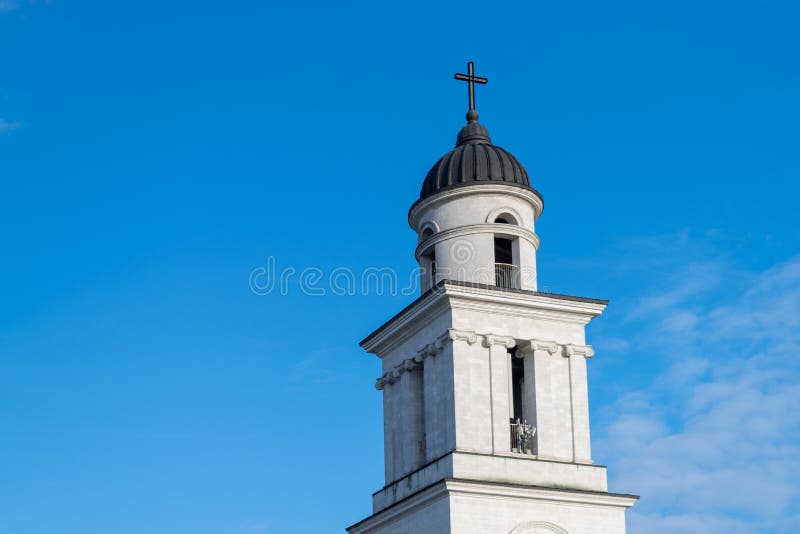 La natividad metropolitana de la catedral de la aguja del señor hacia un cielo azul, en Chisinau, el Moldavia imagen de archivo La natividad metropolitana de la catedral de la aguja del señor hacia un cielo azul, en Chisinau, el Moldavia imagen de archivo