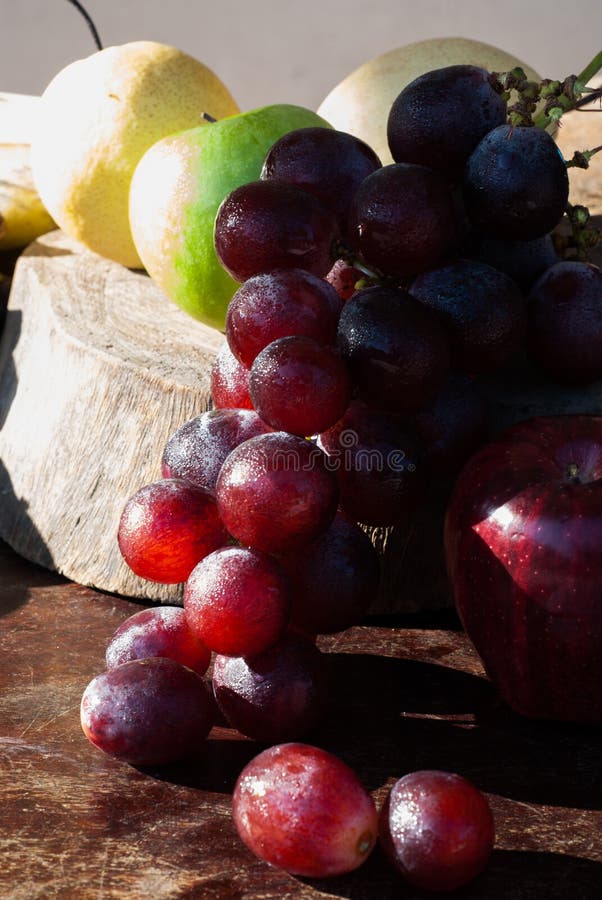 La natura morta fruttifica con la pera cinese, il kiwi, la mela rossa, l'uva ed il Cu fotografia stock La natura morta fruttifica con la pera cinese, il kiwi, la mela rossa, l'uva ed il Cu fotografia stock