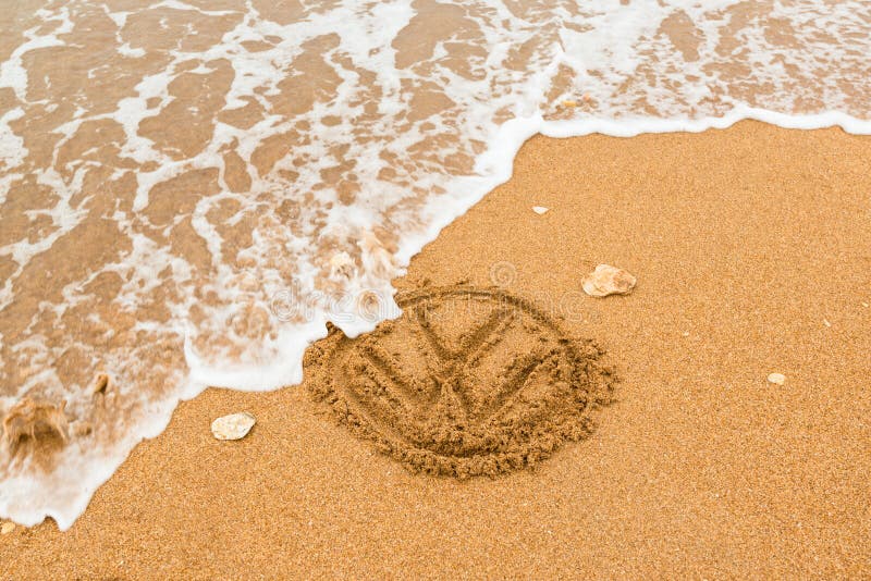 La naturaleza pega detrás - el logotipo de Volkswagen que es lavado fotografía de archivo libre de regalías La naturaleza pega detrás - el logotipo de Volkswagen que es lavado fotografía de archivo libre de regalías