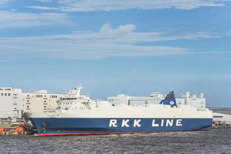 La nave da carico gigante Shurei II dalla LINEA di RKK con la bandiera del Giappone ha attraccato nel porto commerciale della bai immagini stock La nave da carico gigante Shurei II dalla LINEA di RKK con la bandiera del Giappone ha attraccato nel porto commerciale della bai immagini stock