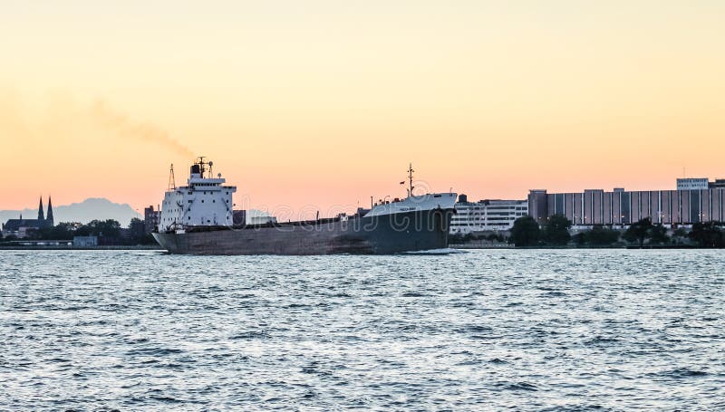 La nave del porta rinfuse di TECUMSEH sul Detroit River fotografia stock libera da diritti La nave del porta rinfuse di TECUMSEH sul Detroit River fotografia stock libera da diritti