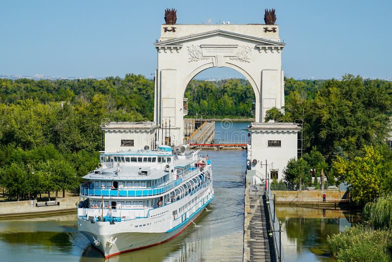 La nave passeggeri passa il primo ingresso del canale di trasporto di Volga-Don volgograd La Russia immagine stock