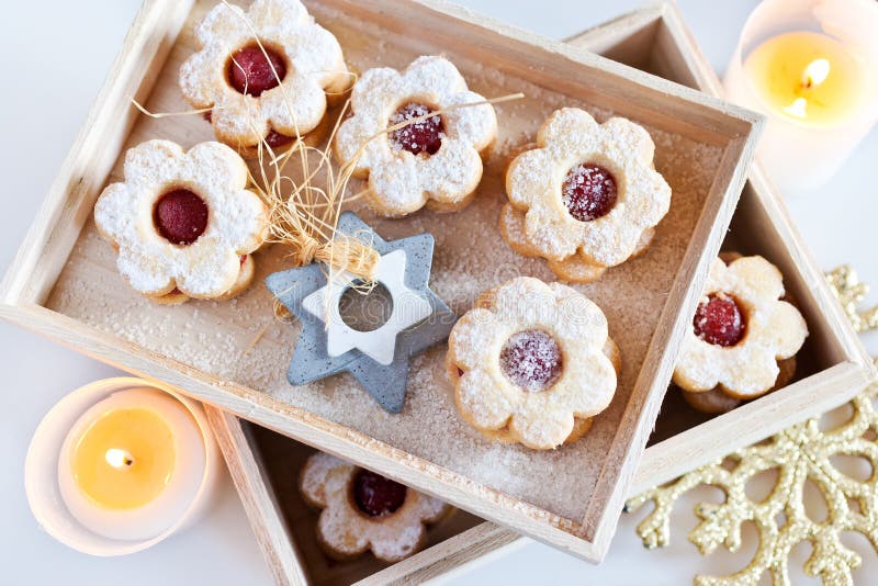 La Navidad checa tradicional - dulces que cuecen - galletas de Linzer fotos de archivo La Navidad checa tradicional - dulces que cuecen - galletas de Linzer fotos de archivo