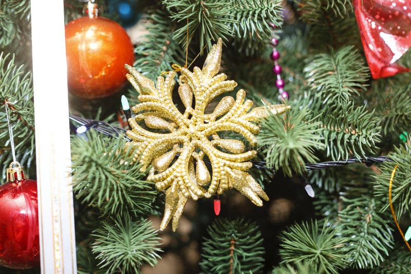 La Navidad, decoración, árbol, día de fiesta, rojo, nuevo, brillante, invierno, Navidad, chuchería, rama, abeto, cierre para arri fotografía de archivo libre de regalías La Navidad, decoración, árbol, día de fiesta, rojo, nuevo, brillante, invierno, Navidad, chuchería, rama, abeto, cierre para arri fotografía de archivo libre de regalías