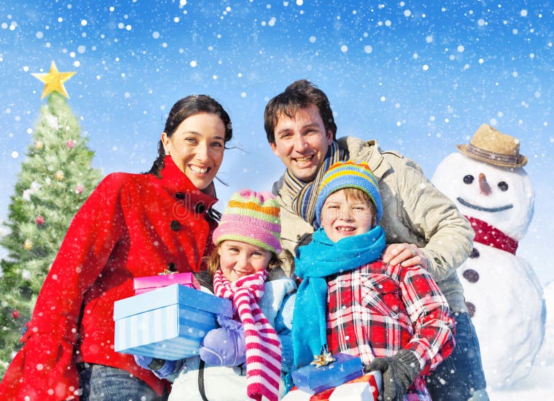 La Navidad del gasto de la familia en la nieve imagen de archivo La Navidad del gasto de la familia en la nieve imagen de archivo