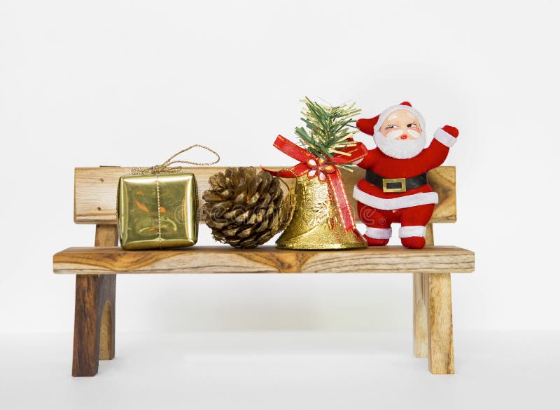 La Navidad en el banco de madera imagen de archivo La Navidad en el banco de madera imagen de archivo