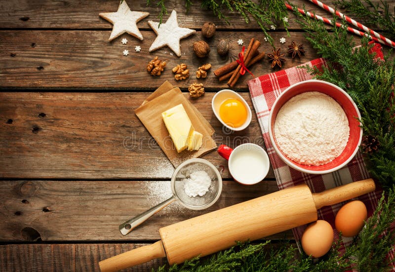La Navidad - fondo de la torta de la hornada con los ingredientes de la pasta fotos de archivo libres de regalías La Navidad - fondo de la torta de la hornada con los ingredientes de la pasta fotos de archivo libres de regalías