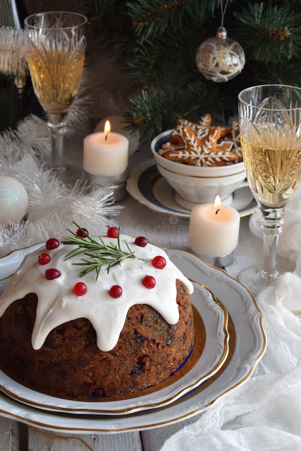 La Navidad inglesa tradicional coció el pudín al vapor con las bayas del invierno, frutas secadas, nuez en el ajuste festivo con fotos de archivo La Navidad inglesa tradicional coció el pudín al vapor con las bayas del invierno, frutas secadas, nuez en el ajuste festivo con fotos de archivo