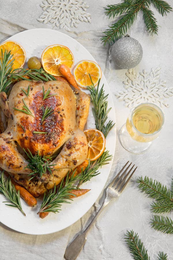 La Navidad tradicional asó la naranja, la zanahoria, y el romero de la guarnición del pollo en la tabla ligera Visión superior Co fotos de archivo La Navidad tradicional asó la naranja, la zanahoria, y el romero de la guarnición del pollo en la tabla ligera Visión superior Co fotos de archivo