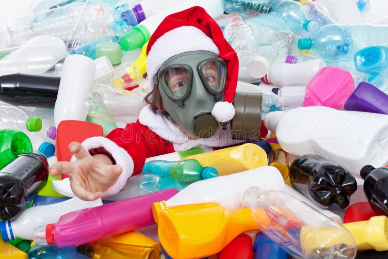 La Navidad tóxica - santa que se ahoga en botellas plásticas fotografía de archivo libre de regalías La Navidad tóxica - santa que se ahoga en botellas plásticas fotografía de archivo libre de regalías
