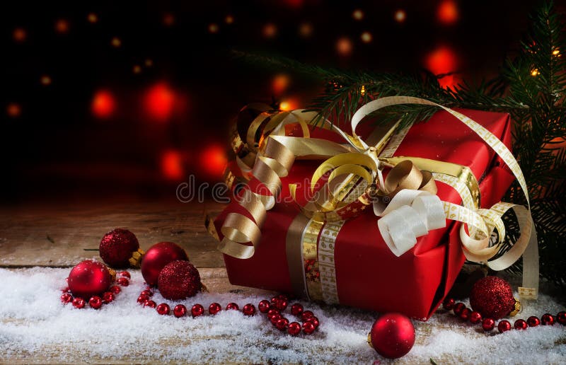 La Navidad y regalo del Año Nuevo en papel rojo, cintas de oro y bau imágenes de archivo libres de regalías La Navidad y regalo del Año Nuevo en papel rojo, cintas de oro y bau imágenes de archivo libres de regalías