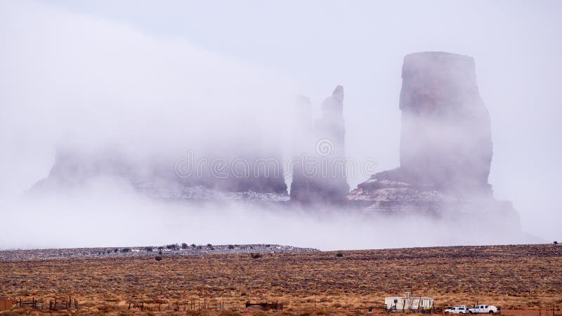La nebbia opprime Stagecoach, Orso e Coniglio, e Castle Rock al Monument Valley Navajo Tribal Park fotografia stock libera da diritti La nebbia opprime Stagecoach, Orso e Coniglio, e Castle Rock al Monument Valley Navajo Tribal Park fotografia stock libera da diritti