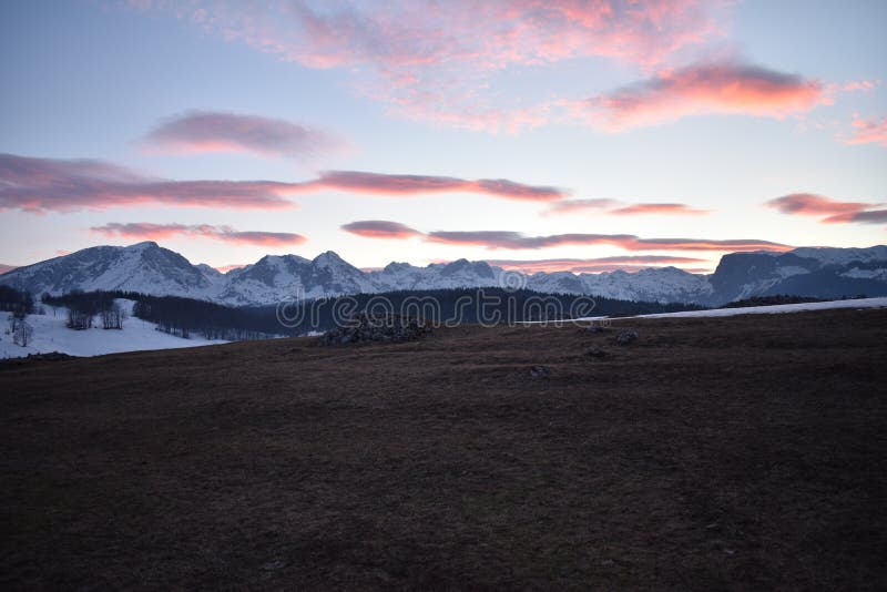 La neige a couvert le coucher du soleil de montagne de Durmitor de ciel de rougissement photo libre de droits La neige a couvert le coucher du soleil de montagne de Durmitor de ciel de rougissement photo libre de droits