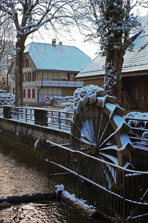 La neige a couvert le moulin à eau dans Lyss Suisse image stock La neige a couvert le moulin à eau dans Lyss Suisse image stock