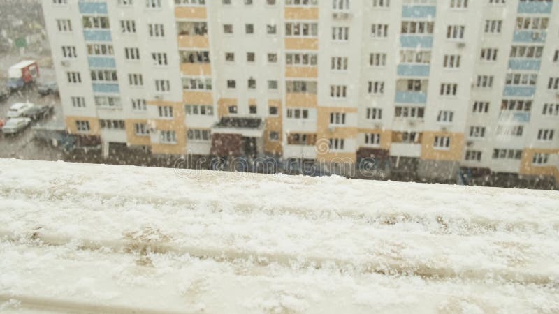 La neige tombe vue de la fenêtre à l'unité extérieure du climatiseur qui est dans la neige contre un multi banque de vidéos