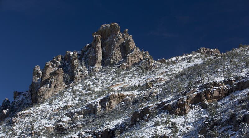La neige époussette la crête de Catalina Mountain sur le Mt Lemmon image stock La neige époussette la crête de Catalina Mountain sur le Mt Lemmon image stock
