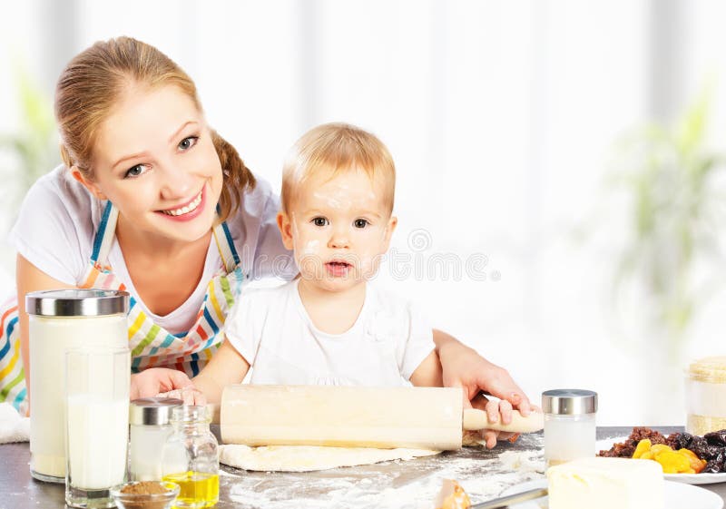 La neonata con il suo cuoco della madre, cuoce fotografie stock libere da diritti La neonata con il suo cuoco della madre, cuoce fotografie stock libere da diritti