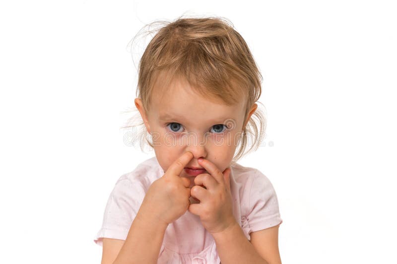 La neonata sta selezionando il suo naso con il dito dentro fotografia stock libera da diritti La neonata sta selezionando il suo naso con il dito dentro fotografia stock libera da diritti