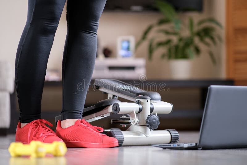 Niña Gira El Mango Del Simulador De Pasos Aumenta La Carga. Entrenamiento De Fitness Online En Un Simulador Pasos. Deportes Imagen de archivo - Imagen conducir, corredor: 191764049