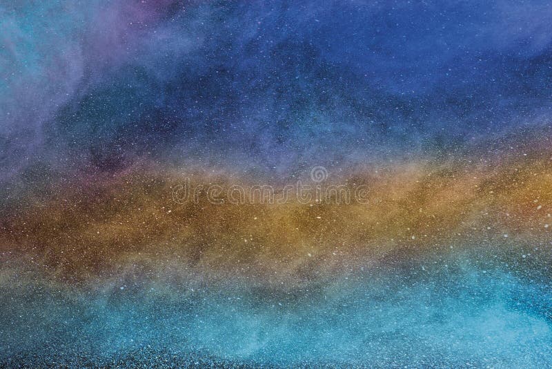 La niebla, la niebla, el humo o el polvo multicolor es mosca separada por completo en espacio foto de archivo La niebla, la niebla, el humo o el polvo multicolor es mosca separada por completo en espacio foto de archivo