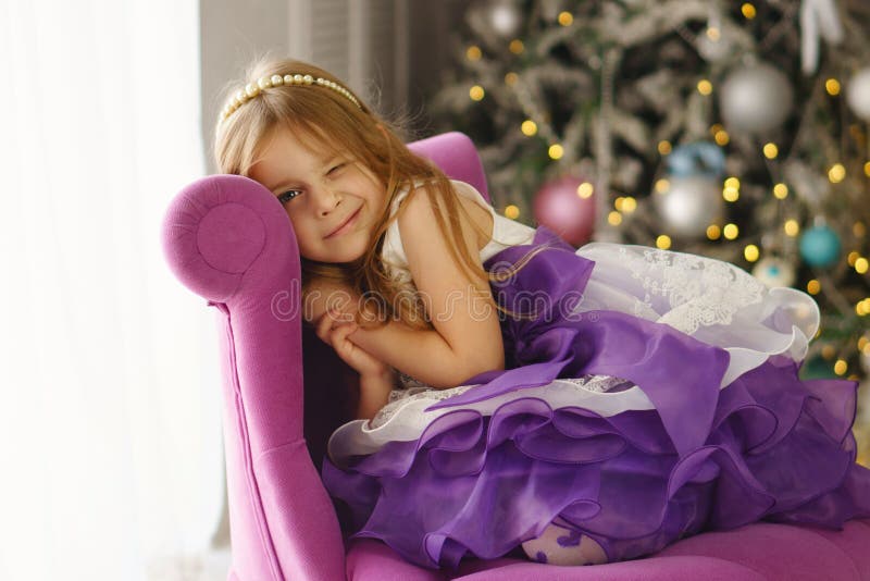 La niña celebra la Navidad en casa imágenes de archivo libres de regalías La niña celebra la Navidad en casa imágenes de archivo libres de regalías