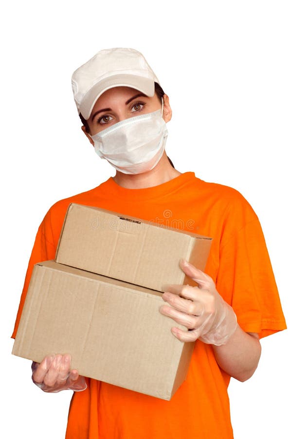 La niña de parto usa mascarilla médica y guantes y sostiene dos cajas. concepto de servicios seguros durante el brote de covid19 imagen de archivo