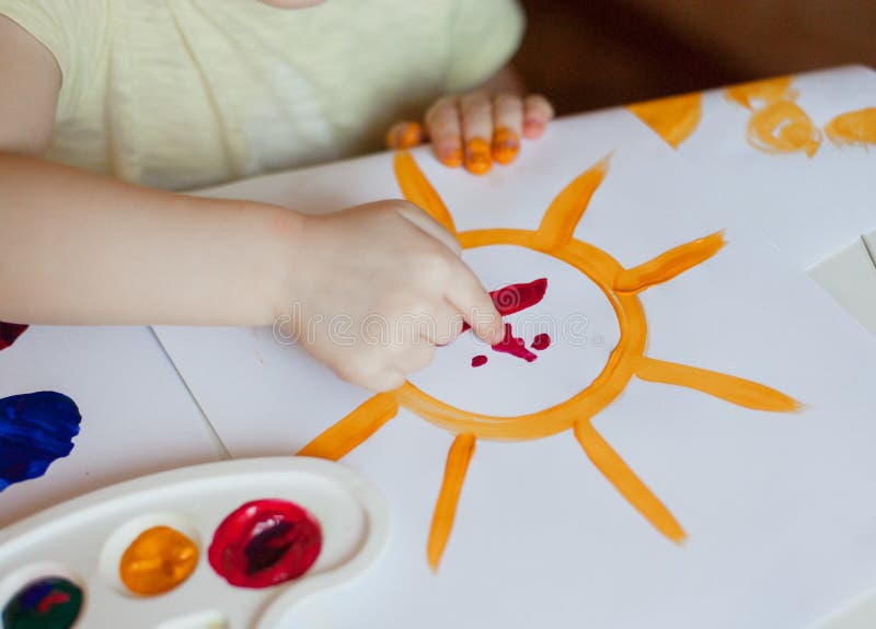 La niña dibuja las pinturas el sol foto de archivo libre de regalías La niña dibuja las pinturas el sol foto de archivo libre de regalías