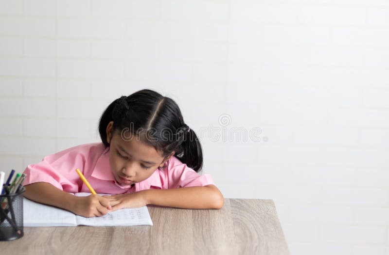 La niña está haciendo la preparación atento imagen de archivo libre de regalías La niña está haciendo la preparación atento imagen de archivo libre de regalías