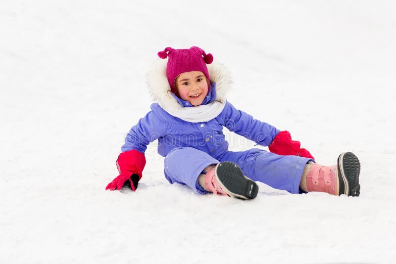 La niña feliz en invierno viste al aire libre fotografía de archivo libre de regalías La niña feliz en invierno viste al aire libre fotografía de archivo libre de regalías