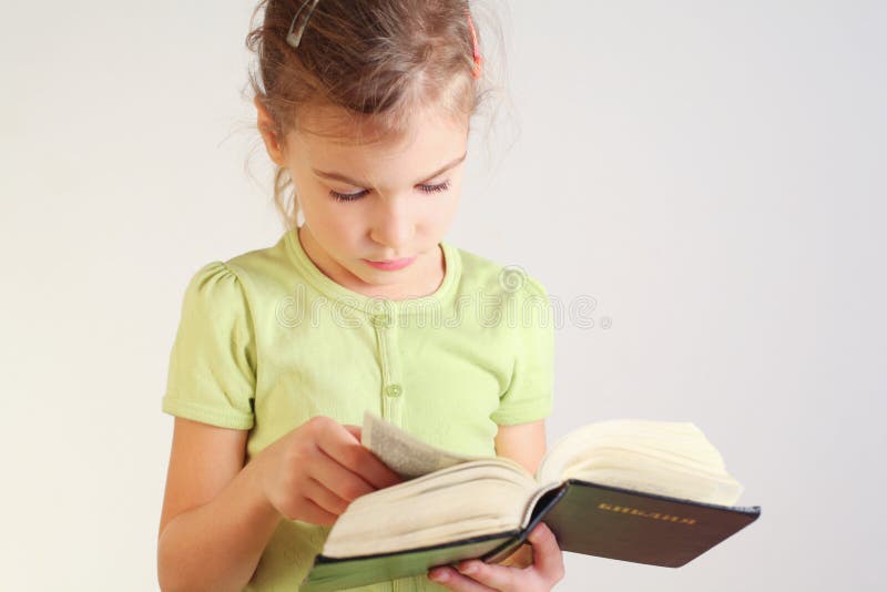 La niña leyó la biblia